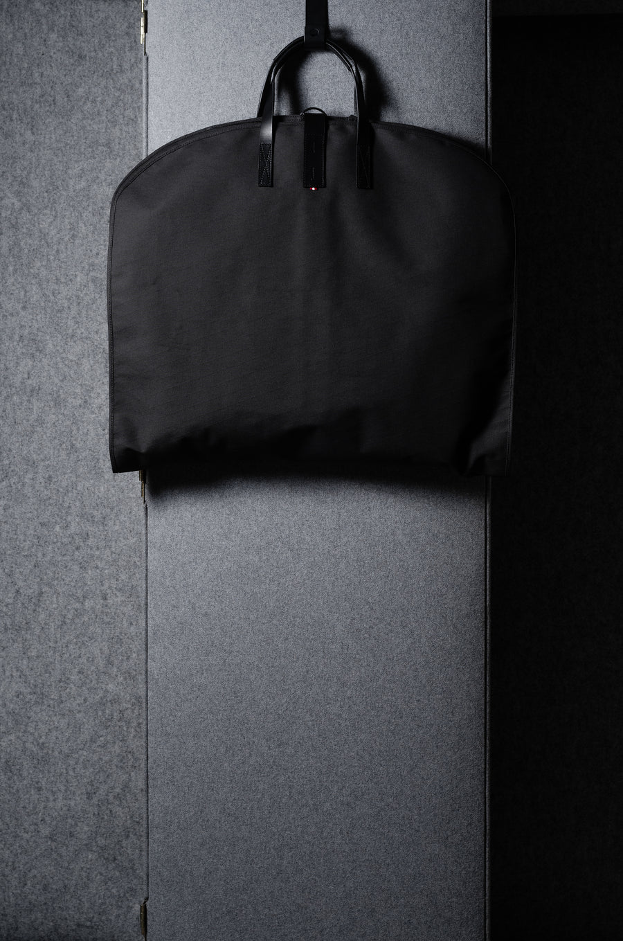 Housse à vêtements Undercover. Anthracite