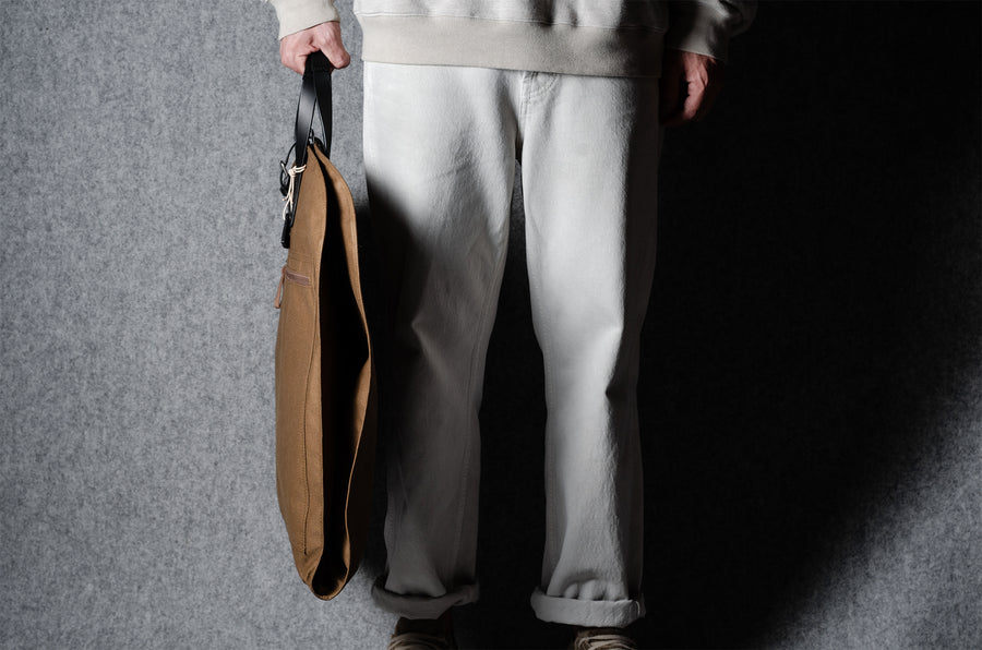 Housse à vêtements Undercover. Brunâtre