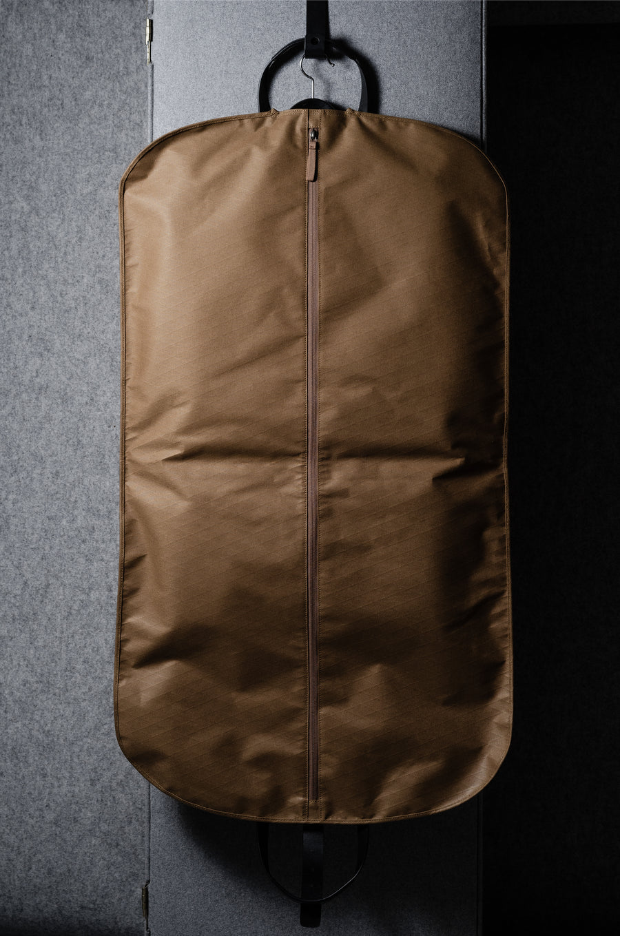 Housse à vêtements Undercover. Brunâtre