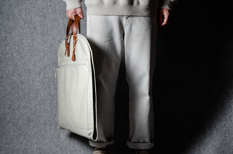 Housse à vêtements Undercover. Naturel