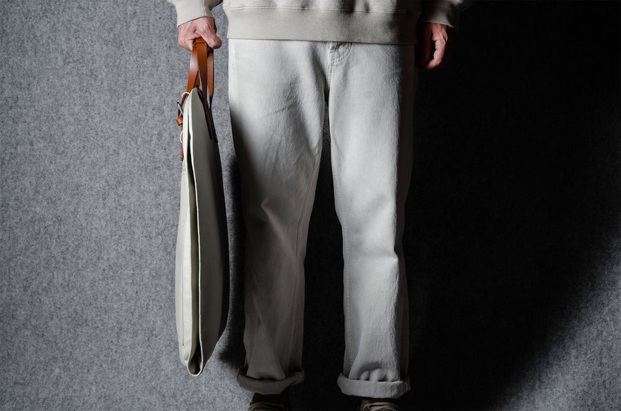 Housse à vêtements Undercover. Naturel