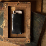 Meisterwerk iPhone Hülle. Kohle