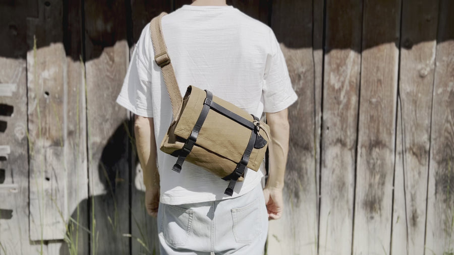 H Small Messenger Bag . Black Brownish