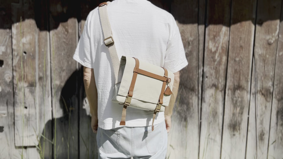 H Small Messenger Bag . Classic Natural