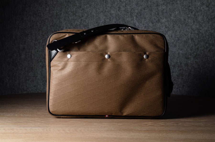 Sacoche pour ordinateur portable. Brunâtre