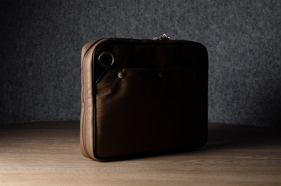 Sacoche pour ordinateur portable. Brunâtre