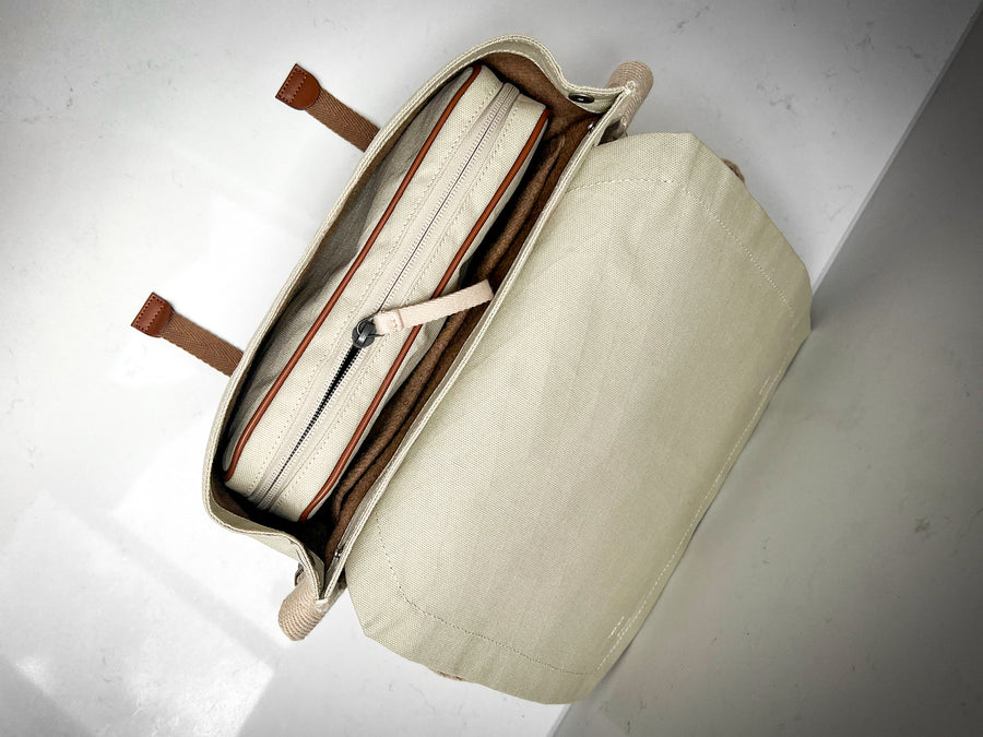 Contenu Étui pour câble de taille moyenne. Brunâtre