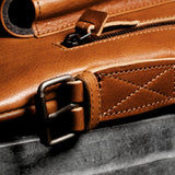2Laptoptasche aufklappen. Klassisch