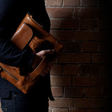 2Laptoptasche aufklappen. Klassisch