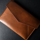 Enveloppe en cuir de taille moyenne. Classique