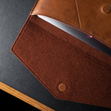 Enveloppe en cuir de taille moyenne. Classique