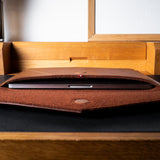 Enveloppe en cuir de taille moyenne. Classique