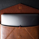 Enveloppe en cuir de taille moyenne. Classique