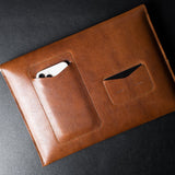 Enveloppe en cuir de taille moyenne. Classique
