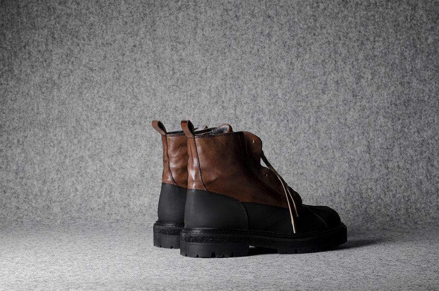 Alpine Duck Boots . Chestnut Black