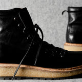 Große schwarze Wanderstiefel