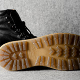 Große schwarze Wanderstiefel