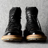 Große schwarze Wanderstiefel