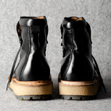 Große schwarze Wanderstiefel