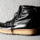 Große schwarze Wanderstiefel