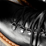 Große schwarze Wanderstiefel