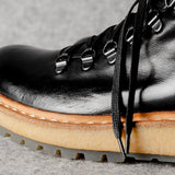 Große schwarze Wanderstiefel