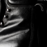 Große schwarze Wanderstiefel