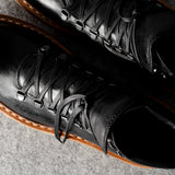 Große schwarze Wanderstiefel