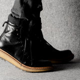 Große schwarze Wanderstiefel