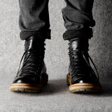 Große schwarze Wanderstiefel