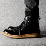 Große schwarze Wanderstiefel
