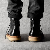 Große schwarze Wanderstiefel
