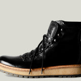 Große schwarze Wanderstiefel