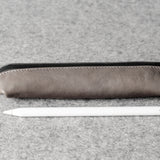 Fat Stick Federmäppchen. Aus Grau