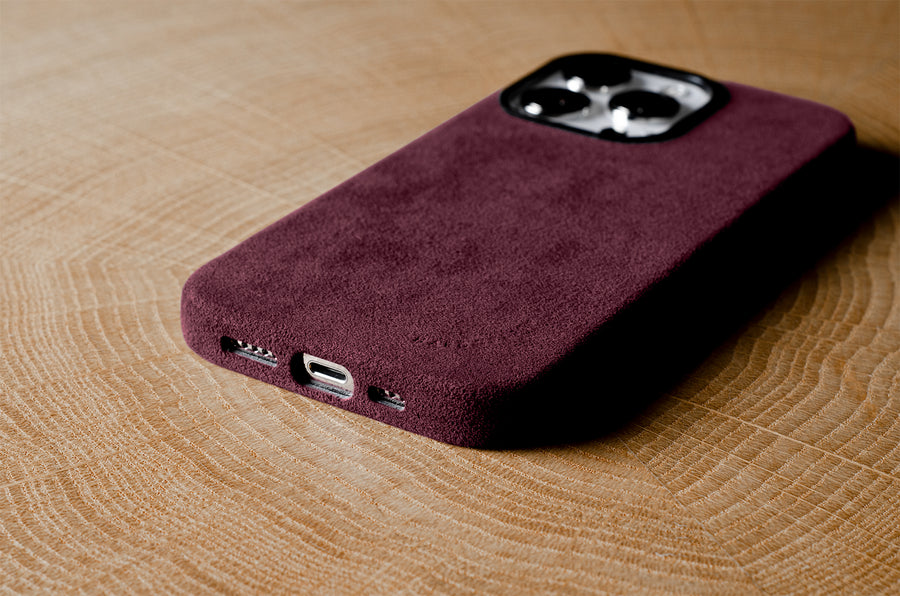 Fuzzy iPhone 14 Pro/Pro Max Cover . Chianti Red