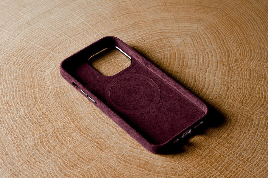 Fuzzy iPhone 14 Pro/Pro Max Cover . Chianti Red