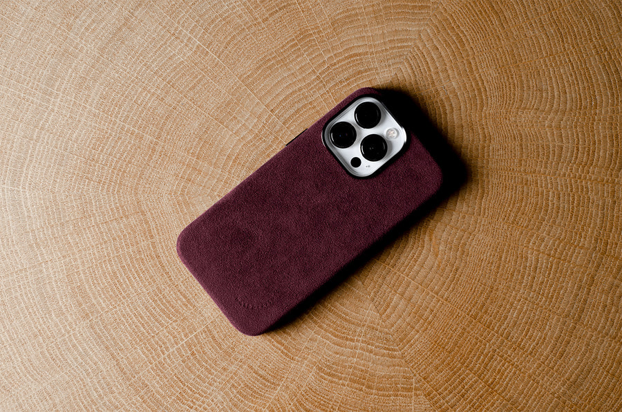 Flauschige iPhone 14 Pro/Pro Max-Hülle. Chianti-Rot