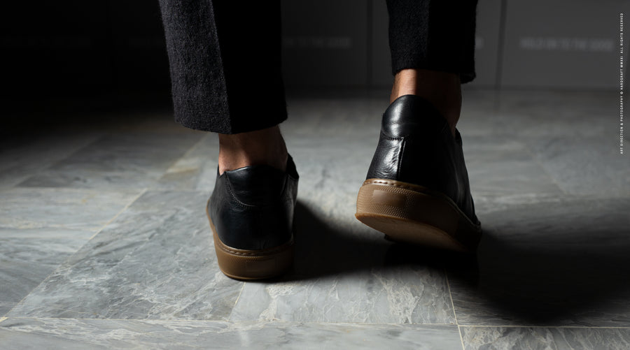 Low Top Sneaker . Coal Black