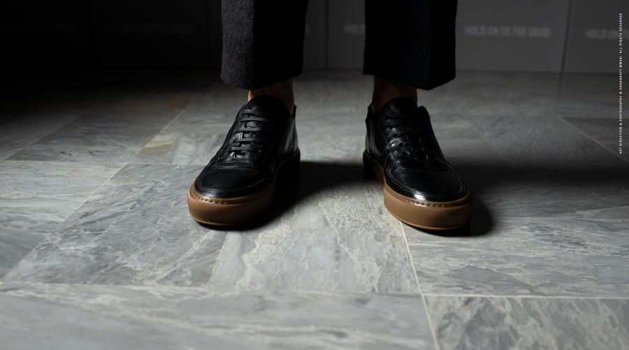 Low Top Sneaker . Coal Black