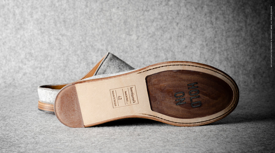 In &amp; Out Slip-Ons aus Wolle. Hellgrau meliert