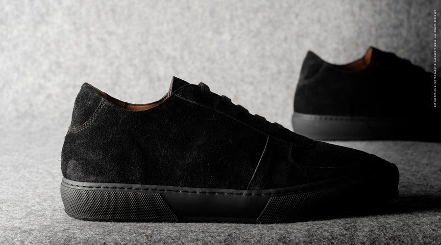 Low-Top-Sneaker. Schwarzes Wildleder