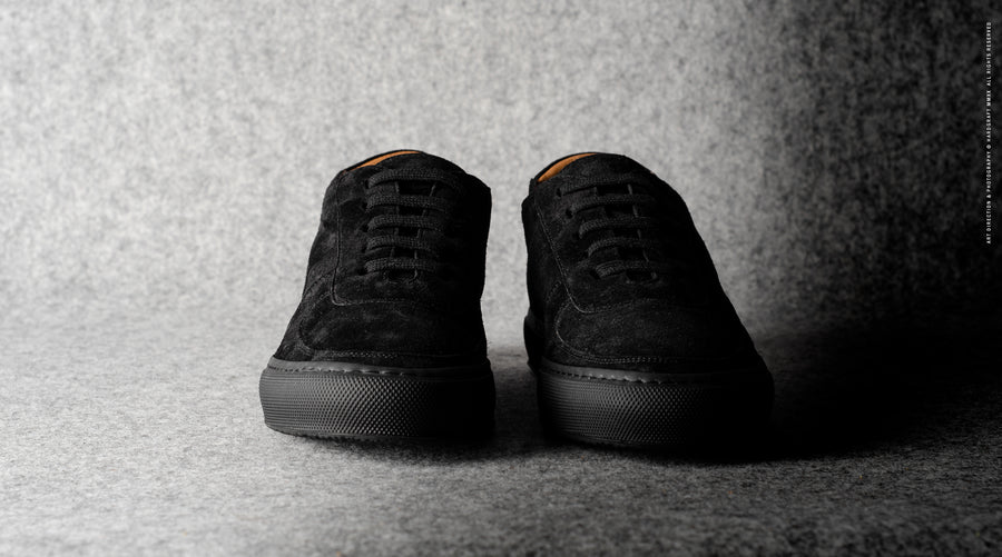 Low-Top-Sneaker. Schwarzes Wildleder