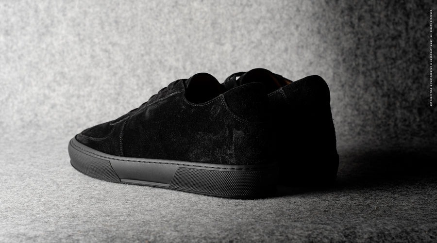 Low-Top-Sneaker. Schwarzes Wildleder