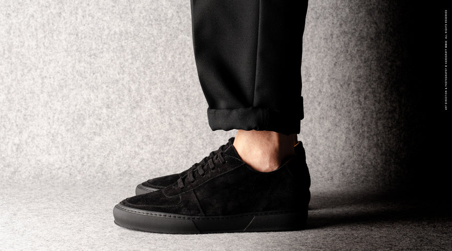 Low-Top-Sneaker. Schwarzes Wildleder