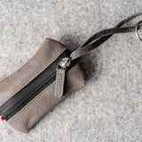 Pochette à clés zippée. Gris cassé