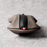 Pochette à clés zippée. Gris cassé