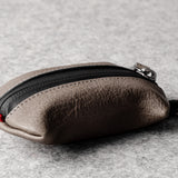 Pochette à clés zippée. Gris cassé