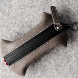 Pochette à clés zippée. Gris cassé