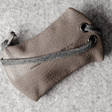 Pochette à clés zippée. Gris cassé